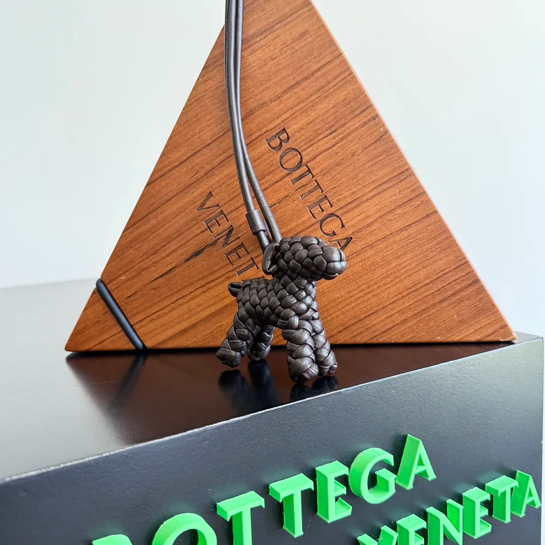 Batch 540 BOTTEGA VENETA2025 new puppy🐕 style pendant Braided puppy is online😎 Leather braided puppy style pendant can be hung on any handbag, and it is as cute, delicate and colorful as it matches with a bag. Cute and cute, it will touch your heart at any time. It can be hung on bags or keychains. Who can resist such a cute puppy? Style number: 807068
